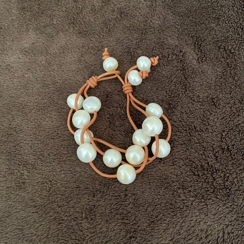 Pearl and leather bracelet